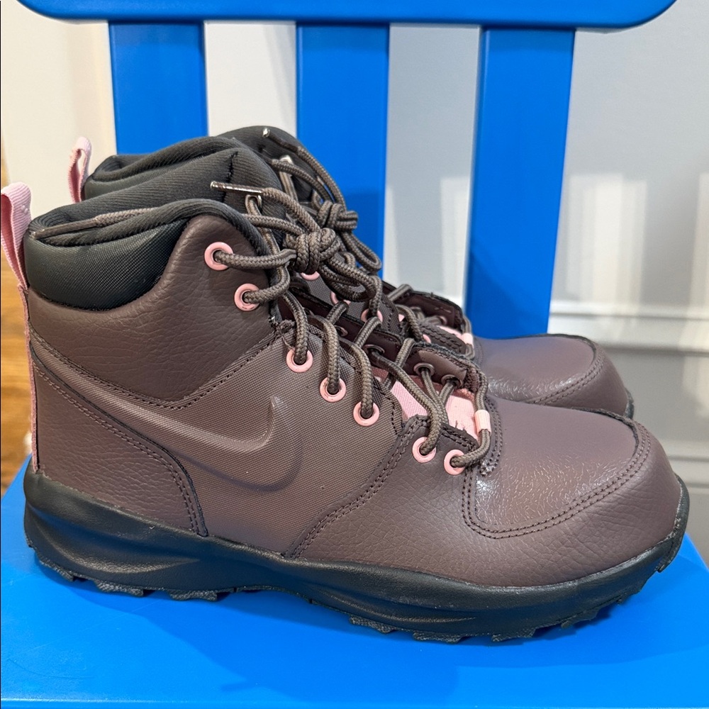 NIKE MANOA LTR GS Boots Size 6 in new condition